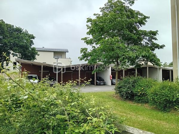 A proximité immédiate de Rennes, dans un environnement calme et verdoyant, découvrez cet agréable appartement T3 de 65 m2 situé en rez-de-chaussée d'une résidence récente et bien entretenue construite  en 2014.
L'appartement se compose d'une entrée avec placards, d'une cuisine aménagée et équipée ouverte sur un lumineux séjour, de deux belles chambres, d'une salle de bains avec baignoire et lavabo, ainsi que d'un WC indépendant avec lave-mains et meuble de rangement.
Vous profiterez également d'un jardin privatif d'environ 20 m2 avec terrasse exposée sud-ouest, idéal pour les moments de détente extérieur.
Une place de parking privative extérieure numérotée et protégée ainsi qu'un cellier complètent ce bien.

Les atouts:
-Résidence récente et bien entretenue
-Environnement calme et verdoyant
-Jardin privatif avec terrasse exposée sud-ouest 
-Deux grandes chambres
-Une place de parking privative extérieure sous abri et numérotée
-Cellier privatif
-Chauffage individuel au gaz
-Classe énergie C
-A environ 4 minutes du campus de Kerlann et 12 minutes de Bruz
-Proximité des transports et des commodités

Investissement locatif

Appartement vendu occupé par des locataires en place.
-Loyer mensuel:750 euros
-Charges annuelles de copropriété: 1080 euros
-Copropriété de 62 lots d'habitation.

Une belle opportunité pour un investisseur souhaitant acquérir un bien récent, bien situé et déjà loué.
