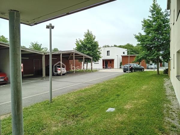 A proximité immédiate de Rennes, dans un environnement calme et verdoyant, découvrez cet agréable appartement T3 de 65 m2 situé en rez-de-chaussée d'une résidence récente et bien entretenue construite  en 2014.
L'appartement se compose d'une entrée avec placards, d'une cuisine aménagée et équipée ouverte sur un lumineux séjour, de deux belles chambres, d'une salle de bains avec baignoire et lavabo, ainsi que d'un WC indépendant avec lave-mains et meuble de rangement.
Vous profiterez également d'un jardin privatif d'environ 20 m2 avec terrasse exposée sud-ouest, idéal pour les moments de détente extérieur.
Une place de parking privative extérieure numérotée et protégée ainsi qu'un cellier complètent ce bien.

Les atouts:
-Résidence récente et bien entretenue
-Environnement calme et verdoyant
-Jardin privatif avec terrasse exposée sud-ouest 
-Deux grandes chambres
-Une place de parking privative extérieure sous abri et numérotée
-Cellier privatif
-Chauffage individuel au gaz
-Classe énergie C
-A environ 4 minutes du campus de Kerlann et 12 minutes de Bruz
-Proximité des transports et des commodités

Investissement locatif

Appartement vendu occupé par des locataires en place.
-Loyer mensuel:750 euros
-Charges annuelles de copropriété: 1080 euros
-Copropriété de 62 lots d'habitation.

Une belle opportunité pour un investisseur souhaitant acquérir un bien récent, bien situé et déjà loué.