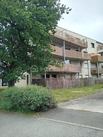 A proximité immédiate de Rennes, dans un environnement calme et verdoyant, découvrez cet agréable appartement T3 de 65 m2 situé en rez-de-chaussée d'une résidence récente et bien entretenue construite  en 2014.
L'appartement se compose d'une entrée avec placards, d'une cuisine aménagée et équipée ouverte sur un lumineux séjour, de deux belles chambres, d'une salle de bains avec baignoire et lavabo, ainsi que d'un WC indépendant avec lave-mains et meuble de rangement.
Vous profiterez également d'un jardin privatif d'environ 20 m2 avec terrasse exposée sud-ouest, idéal pour les moments de détente extérieur.
Une place de parking privative extérieure numérotée et protégée ainsi qu'un cellier complètent ce bien.

Les atouts:
-Résidence récente et bien entretenue
-Environnement calme et verdoyant
-Jardin privatif avec terrasse exposée sud-ouest 
-Deux grandes chambres
-Une place de parking privative extérieure sous abri et numérotée
-Cellier privatif
-Chauffage individuel au gaz
-Classe énergie C
-A environ 4 minutes du campus de Kerlann et 12 minutes de Bruz
-Proximité des transports et des commodités

Investissement locatif

Appartement vendu occupé par des locataires en place.
-Loyer mensuel:750 euros
-Charges annuelles de copropriété: 1080 euros
-Copropriété de 62 lots d'habitation.

Une belle opportunité pour un investisseur souhaitant acquérir un bien récent, bien situé et déjà loué.