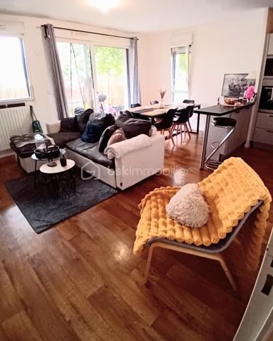 A proximité immédiate de Rennes, dans un environnement calme et verdoyant, découvrez cet agréable appartement T3 de 65 m2 situé en rez-de-chaussée d'une résidence récente et bien entretenue construite  en 2014.
L'appartement se compose d'une entrée avec placards, d'une cuisine aménagée et équipée ouverte sur un lumineux séjour, de deux belles chambres, d'une salle de bains avec baignoire et lavabo, ainsi que d'un WC indépendant avec lave-mains et meuble de rangement.
Vous profiterez également d'un jardin privatif d'environ 20 m2 avec terrasse exposée sud-ouest, idéal pour les moments de détente extérieur.
Une place de parking privative extérieure numérotée et protégée ainsi qu'un cellier complètent ce bien.

Les atouts:
-Résidence récente et bien entretenue
-Environnement calme et verdoyant
-Jardin privatif avec terrasse exposée sud-ouest 
-Deux grandes chambres
-Une place de parking privative extérieure sous abri et numérotée
-Cellier privatif
-Chauffage individuel au gaz
-Classe énergie C
-A environ 4 minutes du campus de Kerlann et 12 minutes de Bruz
-Proximité des transports et des commodités

Investissement locatif

Appartement vendu occupé par des locataires en place.
-Loyer mensuel:750 euros
-Charges annuelles de copropriété: 1080 euros
-Copropriété de 62 lots d'habitation.

Une belle opportunité pour un investisseur souhaitant acquérir un bien récent, bien situé et déjà loué.
