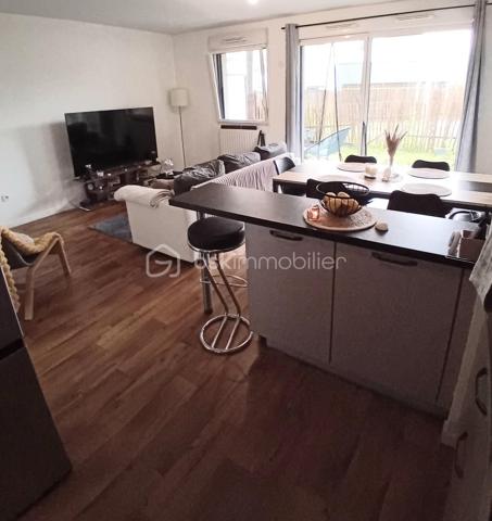 A proximité immédiate de Rennes, dans un environnement calme et verdoyant, découvrez cet agréable appartement T3 de 65 m2 situé en rez-de-chaussée d'une résidence récente et bien entretenue construite  en 2014.
L'appartement se compose d'une entrée avec placards, d'une cuisine aménagée et équipée ouverte sur un lumineux séjour, de deux belles chambres, d'une salle de bains avec baignoire et lavabo, ainsi que d'un WC indépendant avec lave-mains et meuble de rangement.
Vous profiterez également d'un jardin privatif d'environ 20 m2 avec terrasse exposée sud-ouest, idéal pour les moments de détente extérieur.
Une place de parking privative extérieure numérotée et protégée ainsi qu'un cellier complètent ce bien.

Les atouts:
-Résidence récente et bien entretenue
-Environnement calme et verdoyant
-Jardin privatif avec terrasse exposée sud-ouest 
-Deux grandes chambres
-Une place de parking privative extérieure sous abri et numérotée
-Cellier privatif
-Chauffage individuel au gaz
-Classe énergie C
-A environ 4 minutes du campus de Kerlann et 12 minutes de Bruz
-Proximité des transports et des commodités

Investissement locatif

Appartement vendu occupé par des locataires en place.
-Loyer mensuel:750 euros
-Charges annuelles de copropriété: 1080 euros
-Copropriété de 62 lots d'habitation.

Une belle opportunité pour un investisseur souhaitant acquérir un bien récent, bien situé et déjà loué.