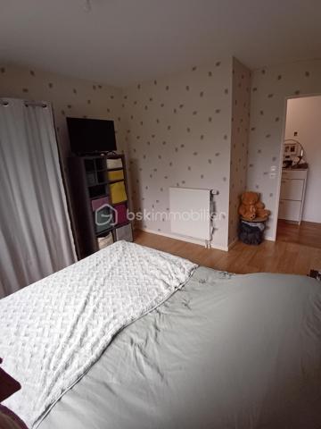 A proximité immédiate de Rennes, dans un environnement calme et verdoyant, découvrez cet agréable appartement T3 de 65 m2 situé en rez-de-chaussée d'une résidence récente et bien entretenue construite  en 2014.
L'appartement se compose d'une entrée avec placards, d'une cuisine aménagée et équipée ouverte sur un lumineux séjour, de deux belles chambres, d'une salle de bains avec baignoire et lavabo, ainsi que d'un WC indépendant avec lave-mains et meuble de rangement.
Vous profiterez également d'un jardin privatif d'environ 20 m2 avec terrasse exposée sud-ouest, idéal pour les moments de détente extérieur.
Une place de parking privative extérieure numérotée et protégée ainsi qu'un cellier complètent ce bien.

Les atouts:
-Résidence récente et bien entretenue
-Environnement calme et verdoyant
-Jardin privatif avec terrasse exposée sud-ouest 
-Deux grandes chambres
-Une place de parking privative extérieure sous abri et numérotée
-Cellier privatif
-Chauffage individuel au gaz
-Classe énergie C
-A environ 4 minutes du campus de Kerlann et 12 minutes de Bruz
-Proximité des transports et des commodités

Investissement locatif

Appartement vendu occupé par des locataires en place.
-Loyer mensuel:750 euros
-Charges annuelles de copropriété: 1080 euros
-Copropriété de 62 lots d'habitation.

Une belle opportunité pour un investisseur souhaitant acquérir un bien récent, bien situé et déjà loué.