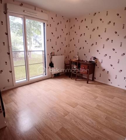 A proximité immédiate de Rennes, dans un environnement calme et verdoyant, découvrez cet agréable appartement T3 de 65 m2 situé en rez-de-chaussée d'une résidence récente et bien entretenue construite  en 2014.
L'appartement se compose d'une entrée avec placards, d'une cuisine aménagée et équipée ouverte sur un lumineux séjour, de deux belles chambres, d'une salle de bains avec baignoire et lavabo, ainsi que d'un WC indépendant avec lave-mains et meuble de rangement.
Vous profiterez également d'un jardin privatif d'environ 20 m2 avec terrasse exposée sud-ouest, idéal pour les moments de détente extérieur.
Une place de parking privative extérieure numérotée et protégée ainsi qu'un cellier complètent ce bien.

Les atouts:
-Résidence récente et bien entretenue
-Environnement calme et verdoyant
-Jardin privatif avec terrasse exposée sud-ouest 
-Deux grandes chambres
-Une place de parking privative extérieure sous abri et numérotée
-Cellier privatif
-Chauffage individuel au gaz
-Classe énergie C
-A environ 4 minutes du campus de Kerlann et 12 minutes de Bruz
-Proximité des transports et des commodités

Investissement locatif

Appartement vendu occupé par des locataires en place.
-Loyer mensuel:750 euros
-Charges annuelles de copropriété: 1080 euros
-Copropriété de 62 lots d'habitation.

Une belle opportunité pour un investisseur souhaitant acquérir un bien récent, bien situé et déjà loué.