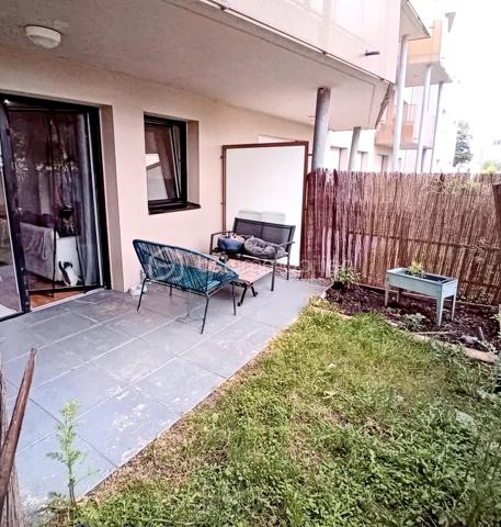 A proximité immédiate de Rennes, dans un environnement calme et verdoyant, découvrez cet agréable appartement T3 de 65 m2 situé en rez-de-chaussée d'une résidence récente et bien entretenue construite  en 2014.
L'appartement se compose d'une entrée avec placards, d'une cuisine aménagée et équipée ouverte sur un lumineux séjour, de deux belles chambres, d'une salle de bains avec baignoire et lavabo, ainsi que d'un WC indépendant avec lave-mains et meuble de rangement.
Vous profiterez également d'un jardin privatif d'environ 20 m2 avec terrasse exposée sud-ouest, idéal pour les moments de détente extérieur.
Une place de parking privative extérieure numérotée et protégée ainsi qu'un cellier complètent ce bien.

Les atouts:
-Résidence récente et bien entretenue
-Environnement calme et verdoyant
-Jardin privatif avec terrasse exposée sud-ouest 
-Deux grandes chambres
-Une place de parking privative extérieure sous abri et numérotée
-Cellier privatif
-Chauffage individuel au gaz
-Classe énergie C
-A environ 4 minutes du campus de Kerlann et 12 minutes de Bruz
-Proximité des transports et des commodités

Investissement locatif

Appartement vendu occupé par des locataires en place.
-Loyer mensuel:750 euros
-Charges annuelles de copropriété: 1080 euros
-Copropriété de 62 lots d'habitation.

Une belle opportunité pour un investisseur souhaitant acquérir un bien récent, bien situé et déjà loué.