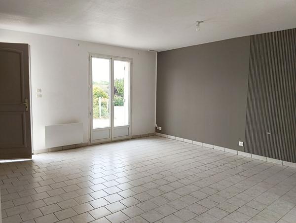 Maison de plain-pied avec terrasse et garage à Villefargeau (89)