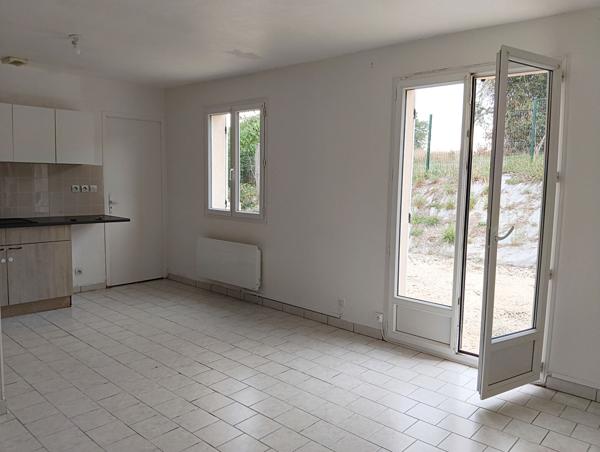 Maison de plain-pied avec terrasse et garage à Villefargeau (89)