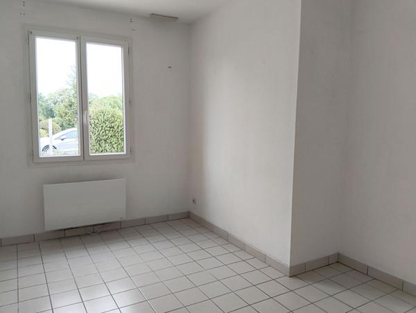 Maison de plain-pied avec terrasse et garage à Villefargeau (89)