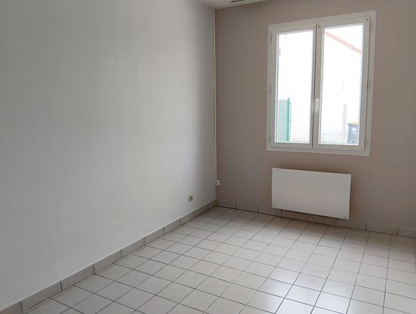Maison de plain-pied avec terrasse et garage à Villefargeau (89)