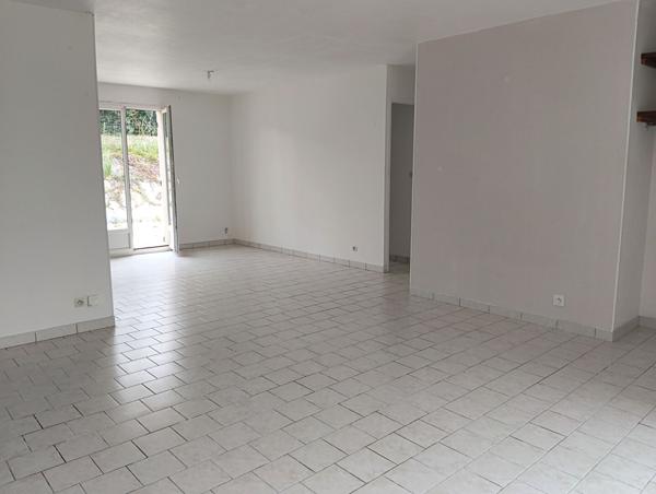 Maison de plain-pied avec terrasse et garage à Villefargeau (89)