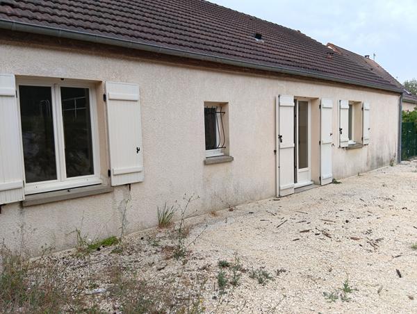 Maison de plain-pied avec terrasse et garage à Villefargeau (89)