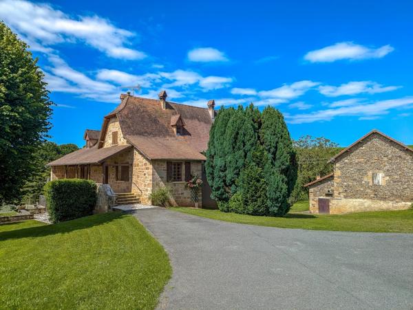 Corps de ferme à vendre près de Lacapelle-Marival avec appartement indépendant, granges et 1,6 hectare de terrain