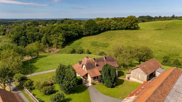 Corps de ferme à vendre près de Lacapelle-Marival avec appartement indépendant, granges et 1,6 hectare de terrain