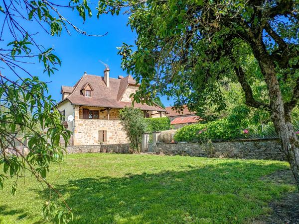 Corps de ferme à vendre près de Lacapelle-Marival avec appartement indépendant, granges et 1,6 hectare de terrain