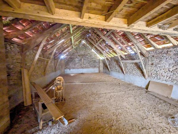 Corps de ferme à vendre près de Lacapelle-Marival avec appartement indépendant, granges et 1,6 hectare de terrain