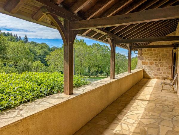 Corps de ferme à vendre près de Lacapelle-Marival avec appartement indépendant, granges et 1,6 hectare de terrain