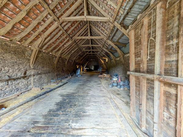 Corps de ferme à vendre près de Lacapelle-Marival avec appartement indépendant, granges et 1,6 hectare de terrain