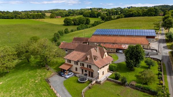 Corps de ferme à vendre près de Lacapelle-Marival avec appartement indépendant, granges et 1,6 hectare de terrain