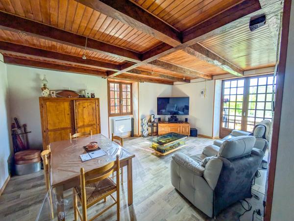 Corps de ferme à vendre près de Lacapelle-Marival avec appartement indépendant, granges et 1,6 hectare de terrain