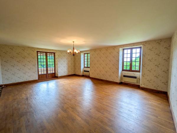 Corps de ferme à vendre près de Lacapelle-Marival avec appartement indépendant, granges et 1,6 hectare de terrain