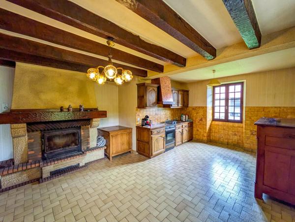 Corps de ferme à vendre près de Lacapelle-Marival avec appartement indépendant, granges et 1,6 hectare de terrain