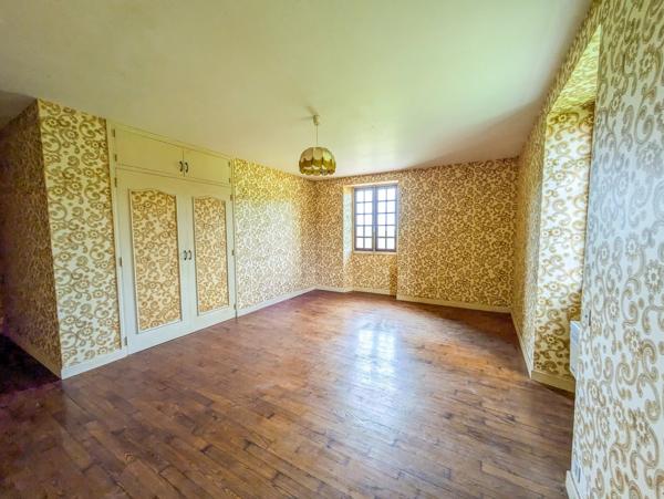 Corps de ferme à vendre près de Lacapelle-Marival avec appartement indépendant, granges et 1,6 hectare de terrain