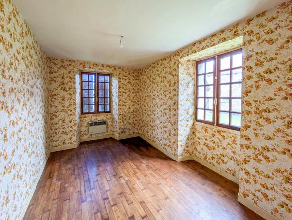 Corps de ferme à vendre près de Lacapelle-Marival avec appartement indépendant, granges et 1,6 hectare de terrain