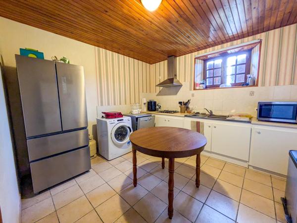 Corps de ferme à vendre près de Lacapelle-Marival avec appartement indépendant, granges et 1,6 hectare de terrain
