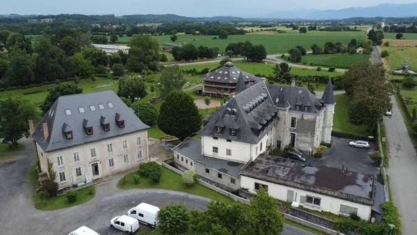Vaste domaine avec Château et maison de maître