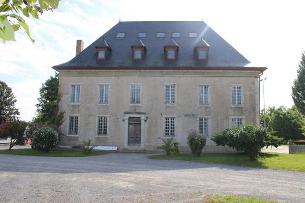 Vaste domaine avec Château et maison de maître