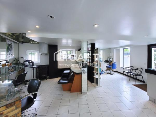 Superbe local commercial et son salon de coiffure