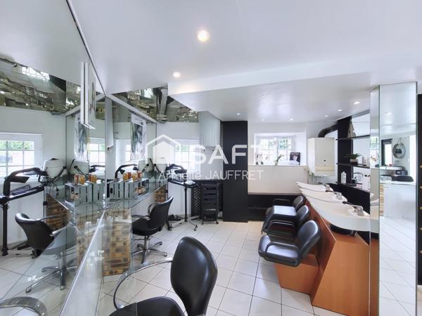 Superbe local commercial et son salon de coiffure