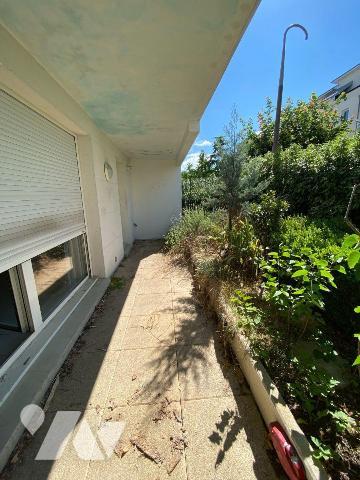 Dans le Carré d'Or, à LUCE, Appartement F4 au rez-de-chaussée, de bon standing comprenant: 
En...