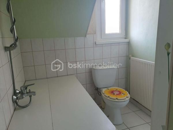 Maison mitoyenne se composant d'une entrée, séjour, cuisine. Etage : 2 chambres, salle de bains avec wc. cour, 150 m² de jardin, garage. Chauffage central gaz.