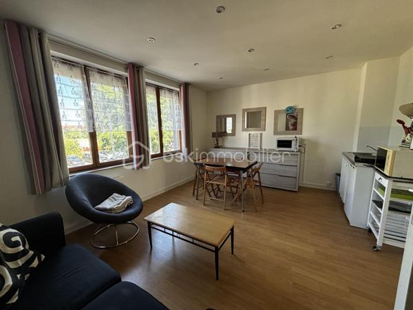 Vous recherchez un appartement fonctionnel, idéalement situé ? Découvrez ce T2 de 36,36 m², situé au 1er étage d'une petite copropriété de seulement 3 lots, avec syndic bénévole.

L'appartement se compose d'une agréable pièce de vie avec kitchenette, d'une chambre ainsi que d'une salle d'eau avec WC. Le chauffage est électrique individuel.

Les + de la copropriété :
✔ Petite copropriété de 3 lots
✔ Syndic bénévole
✔ Faibles charges : 378 € / an (assurance, entretien des parties communes et consommation d'eau avec compteur commun et décompteur individuel)

📍 Un emplacement privilégié, proche de toutes les commodités :
🚌 Arrêt de bus Ligne 10 à seulement 3 minutes à pied, permettant de rejoindre la gare Lille-Flandres en environ 30 minutes.
🚇 Station de métro Lomme-Lambersart – Arthur Notebart à 22 minutes à pied.
💼 EuraTechnologies à 23 minutes à pied, un véritable atout.
🛒 Lidl à 7 minutes à pied.
🛍️ Commerces de proximité, médecins, pharmacies et services accessibles en quelques minutes.
🌳 Le Parc Rossignol se trouve à deux pas, idéal pour profiter d'un espace de verdure au quotidien.

Un appartement bénéficiant d'un emplacement pratique et recherché, offrant un accès rapide aux transports, aux commerces et aux principaux pôles d'activité de la métropole lilloise.

L'appartement peut-être vendu meublé ! 

Une visite ? Contactez-moi dès maintenant pour découvrir ce bien !