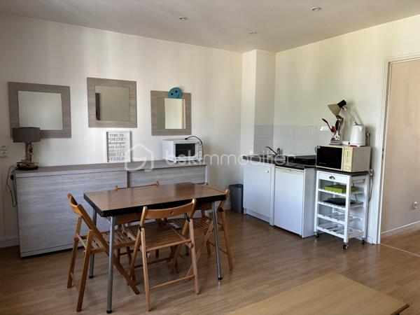 Vous recherchez un appartement fonctionnel, idéalement situé ? Découvrez ce T2 de 36,36 m², situé au 1er étage d'une petite copropriété de seulement 3 lots, avec syndic bénévole.

L'appartement se compose d'une agréable pièce de vie avec kitchenette, d'une chambre ainsi que d'une salle d'eau avec WC. Le chauffage est électrique individuel.

Les + de la copropriété :
✔ Petite copropriété de 3 lots
✔ Syndic bénévole
✔ Faibles charges : 378 € / an (assurance, entretien des parties communes et consommation d'eau avec compteur commun et décompteur individuel)

📍 Un emplacement privilégié, proche de toutes les commodités :
🚌 Arrêt de bus Ligne 10 à seulement 3 minutes à pied, permettant de rejoindre la gare Lille-Flandres en environ 30 minutes.
🚇 Station de métro Lomme-Lambersart – Arthur Notebart à 22 minutes à pied.
💼 EuraTechnologies à 23 minutes à pied, un véritable atout.
🛒 Lidl à 7 minutes à pied.
🛍️ Commerces de proximité, médecins, pharmacies et services accessibles en quelques minutes.
🌳 Le Parc Rossignol se trouve à deux pas, idéal pour profiter d'un espace de verdure au quotidien.

Un appartement bénéficiant d'un emplacement pratique et recherché, offrant un accès rapide aux transports, aux commerces et aux principaux pôles d'activité de la métropole lilloise.

L'appartement peut-être vendu meublé ! 

Une visite ? Contactez-moi dès maintenant pour découvrir ce bien !