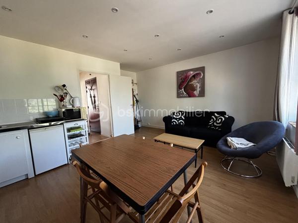 Vous recherchez un appartement fonctionnel, idéalement situé ? Découvrez ce T2 de 36,36 m², situé au 1er étage d'une petite copropriété de seulement 3 lots, avec syndic bénévole.

L'appartement se compose d'une agréable pièce de vie avec kitchenette, d'une chambre ainsi que d'une salle d'eau avec WC. Le chauffage est électrique individuel.

Les + de la copropriété :
✔ Petite copropriété de 3 lots
✔ Syndic bénévole
✔ Faibles charges : 378 € / an (assurance, entretien des parties communes et consommation d'eau avec compteur commun et décompteur individuel)

📍 Un emplacement privilégié, proche de toutes les commodités :
🚌 Arrêt de bus Ligne 10 à seulement 3 minutes à pied, permettant de rejoindre la gare Lille-Flandres en environ 30 minutes.
🚇 Station de métro Lomme-Lambersart – Arthur Notebart à 22 minutes à pied.
💼 EuraTechnologies à 23 minutes à pied, un véritable atout.
🛒 Lidl à 7 minutes à pied.
🛍️ Commerces de proximité, médecins, pharmacies et services accessibles en quelques minutes.
🌳 Le Parc Rossignol se trouve à deux pas, idéal pour profiter d'un espace de verdure au quotidien.

Un appartement bénéficiant d'un emplacement pratique et recherché, offrant un accès rapide aux transports, aux commerces et aux principaux pôles d'activité de la métropole lilloise.

L'appartement peut-être vendu meublé ! 

Une visite ? Contactez-moi dès maintenant pour découvrir ce bien !