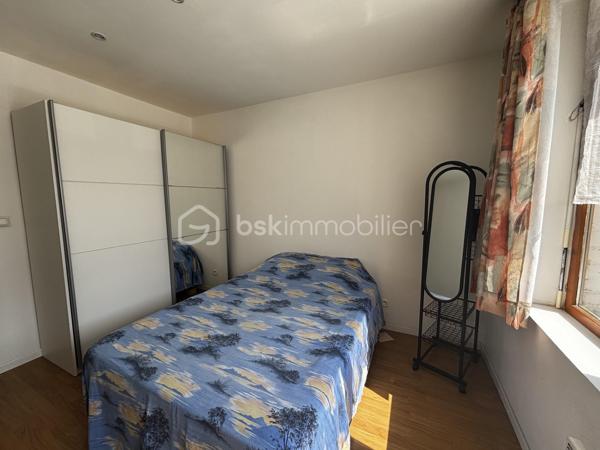 Vous recherchez un appartement fonctionnel, idéalement situé ? Découvrez ce T2 de 36,36 m², situé au 1er étage d'une petite copropriété de seulement 3 lots, avec syndic bénévole.

L'appartement se compose d'une agréable pièce de vie avec kitchenette, d'une chambre ainsi que d'une salle d'eau avec WC. Le chauffage est électrique individuel.

Les + de la copropriété :
✔ Petite copropriété de 3 lots
✔ Syndic bénévole
✔ Faibles charges : 378 € / an (assurance, entretien des parties communes et consommation d'eau avec compteur commun et décompteur individuel)

📍 Un emplacement privilégié, proche de toutes les commodités :
🚌 Arrêt de bus Ligne 10 à seulement 3 minutes à pied, permettant de rejoindre la gare Lille-Flandres en environ 30 minutes.
🚇 Station de métro Lomme-Lambersart – Arthur Notebart à 22 minutes à pied.
💼 EuraTechnologies à 23 minutes à pied, un véritable atout.
🛒 Lidl à 7 minutes à pied.
🛍️ Commerces de proximité, médecins, pharmacies et services accessibles en quelques minutes.
🌳 Le Parc Rossignol se trouve à deux pas, idéal pour profiter d'un espace de verdure au quotidien.

Un appartement bénéficiant d'un emplacement pratique et recherché, offrant un accès rapide aux transports, aux commerces et aux principaux pôles d'activité de la métropole lilloise.

L'appartement peut-être vendu meublé ! 

Une visite ? Contactez-moi dès maintenant pour découvrir ce bien !