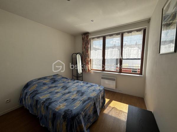 Vous recherchez un appartement fonctionnel, idéalement situé ? Découvrez ce T2 de 36,36 m², situé au 1er étage d'une petite copropriété de seulement 3 lots, avec syndic bénévole.

L'appartement se compose d'une agréable pièce de vie avec kitchenette, d'une chambre ainsi que d'une salle d'eau avec WC. Le chauffage est électrique individuel.

Les + de la copropriété :
✔ Petite copropriété de 3 lots
✔ Syndic bénévole
✔ Faibles charges : 378 € / an (assurance, entretien des parties communes et consommation d'eau avec compteur commun et décompteur individuel)

📍 Un emplacement privilégié, proche de toutes les commodités :
🚌 Arrêt de bus Ligne 10 à seulement 3 minutes à pied, permettant de rejoindre la gare Lille-Flandres en environ 30 minutes.
🚇 Station de métro Lomme-Lambersart – Arthur Notebart à 22 minutes à pied.
💼 EuraTechnologies à 23 minutes à pied, un véritable atout.
🛒 Lidl à 7 minutes à pied.
🛍️ Commerces de proximité, médecins, pharmacies et services accessibles en quelques minutes.
🌳 Le Parc Rossignol se trouve à deux pas, idéal pour profiter d'un espace de verdure au quotidien.

Un appartement bénéficiant d'un emplacement pratique et recherché, offrant un accès rapide aux transports, aux commerces et aux principaux pôles d'activité de la métropole lilloise.

L'appartement peut-être vendu meublé ! 

Une visite ? Contactez-moi dès maintenant pour découvrir ce bien !