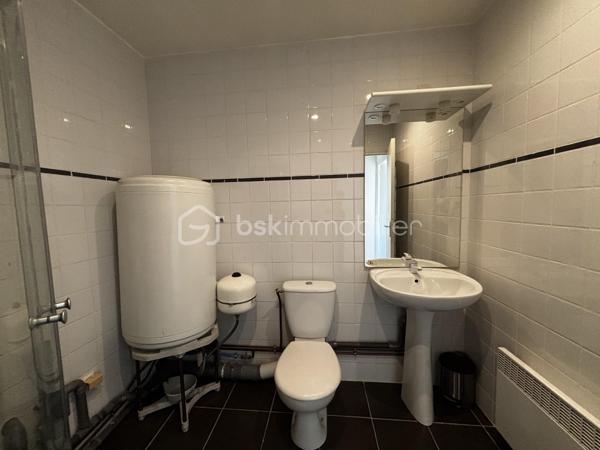 Vous recherchez un appartement fonctionnel, idéalement situé ? Découvrez ce T2 de 36,36 m², situé au 1er étage d'une petite copropriété de seulement 3 lots, avec syndic bénévole.

L'appartement se compose d'une agréable pièce de vie avec kitchenette, d'une chambre ainsi que d'une salle d'eau avec WC. Le chauffage est électrique individuel.

Les + de la copropriété :
✔ Petite copropriété de 3 lots
✔ Syndic bénévole
✔ Faibles charges : 378 € / an (assurance, entretien des parties communes et consommation d'eau avec compteur commun et décompteur individuel)

📍 Un emplacement privilégié, proche de toutes les commodités :
🚌 Arrêt de bus Ligne 10 à seulement 3 minutes à pied, permettant de rejoindre la gare Lille-Flandres en environ 30 minutes.
🚇 Station de métro Lomme-Lambersart – Arthur Notebart à 22 minutes à pied.
💼 EuraTechnologies à 23 minutes à pied, un véritable atout.
🛒 Lidl à 7 minutes à pied.
🛍️ Commerces de proximité, médecins, pharmacies et services accessibles en quelques minutes.
🌳 Le Parc Rossignol se trouve à deux pas, idéal pour profiter d'un espace de verdure au quotidien.

Un appartement bénéficiant d'un emplacement pratique et recherché, offrant un accès rapide aux transports, aux commerces et aux principaux pôles d'activité de la métropole lilloise.

L'appartement peut-être vendu meublé ! 

Une visite ? Contactez-moi dès maintenant pour découvrir ce bien !