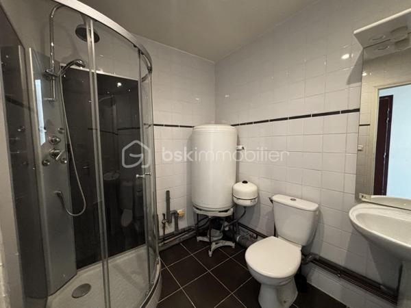 Vous recherchez un appartement fonctionnel, idéalement situé ? Découvrez ce T2 de 36,36 m², situé au 1er étage d'une petite copropriété de seulement 3 lots, avec syndic bénévole.

L'appartement se compose d'une agréable pièce de vie avec kitchenette, d'une chambre ainsi que d'une salle d'eau avec WC. Le chauffage est électrique individuel.

Les + de la copropriété :
✔ Petite copropriété de 3 lots
✔ Syndic bénévole
✔ Faibles charges : 378 € / an (assurance, entretien des parties communes et consommation d'eau avec compteur commun et décompteur individuel)

📍 Un emplacement privilégié, proche de toutes les commodités :
🚌 Arrêt de bus Ligne 10 à seulement 3 minutes à pied, permettant de rejoindre la gare Lille-Flandres en environ 30 minutes.
🚇 Station de métro Lomme-Lambersart – Arthur Notebart à 22 minutes à pied.
💼 EuraTechnologies à 23 minutes à pied, un véritable atout.
🛒 Lidl à 7 minutes à pied.
🛍️ Commerces de proximité, médecins, pharmacies et services accessibles en quelques minutes.
🌳 Le Parc Rossignol se trouve à deux pas, idéal pour profiter d'un espace de verdure au quotidien.

Un appartement bénéficiant d'un emplacement pratique et recherché, offrant un accès rapide aux transports, aux commerces et aux principaux pôles d'activité de la métropole lilloise.

L'appartement peut-être vendu meublé ! 

Une visite ? Contactez-moi dès maintenant pour découvrir ce bien !