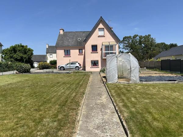 Vente                                                      Maison
                        
                     8 pièces                      175 m2                     à Saint-Hervé