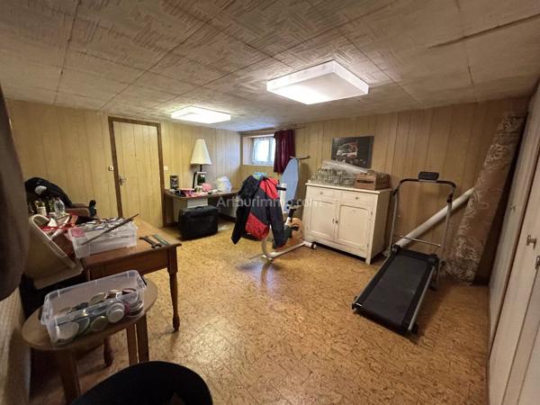 Vente                                                      Maison
                        
                     8 pièces                      175 m2                     à Saint-Hervé