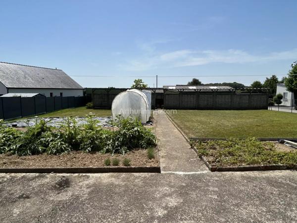 Vente                                                      Maison
                        
                     8 pièces                      175 m2                     à Saint-Hervé