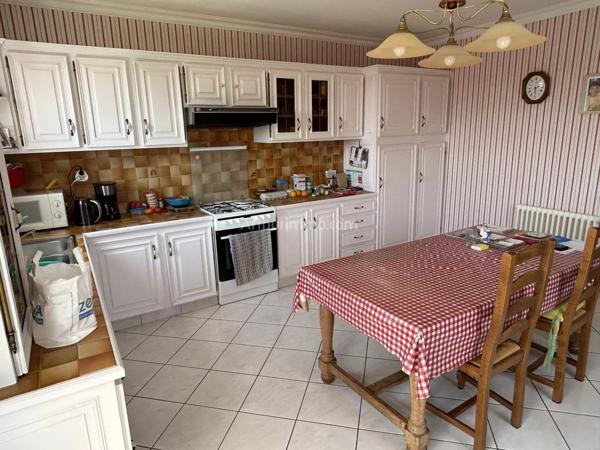 Vente                                                      Maison
                        
                     8 pièces                      175 m2                     à Saint-Hervé