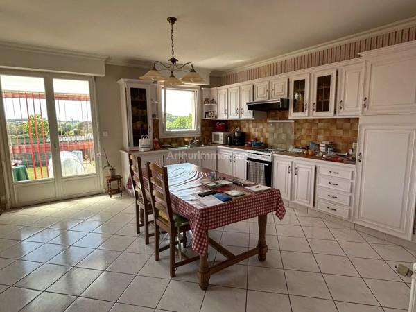 Vente                                                      Maison
                        
                     8 pièces                      175 m2                     à Saint-Hervé