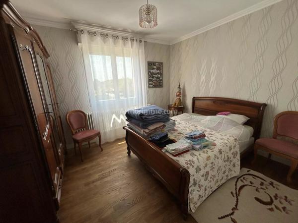 Vente                                                      Maison
                        
                     8 pièces                      175 m2                     à Saint-Hervé