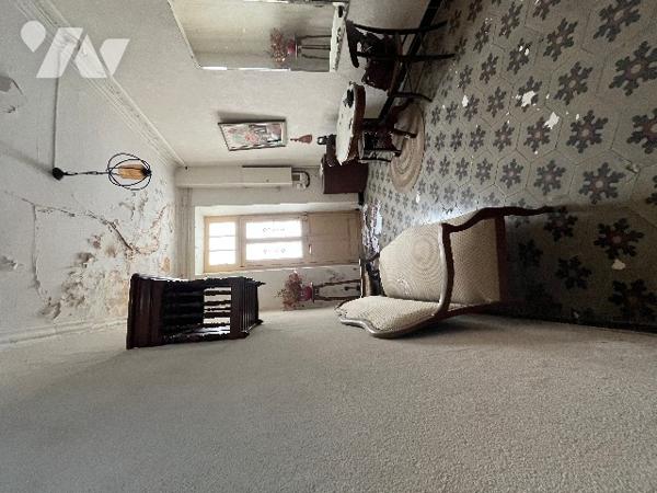 Maison de ville de 277 m² sur trois niveaux avec deux entrées séparées .