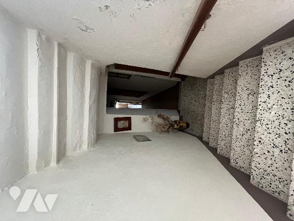 Maison de ville de 277 m² sur trois niveaux avec deux entrées séparées .