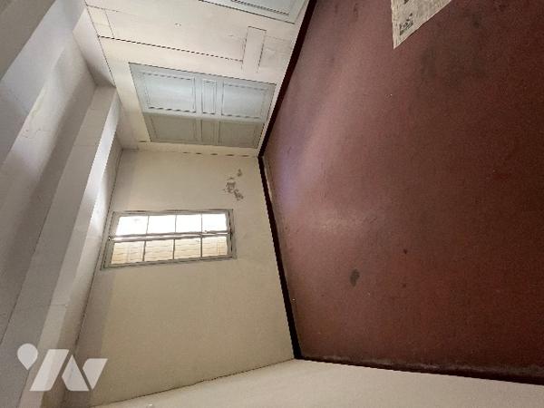 Maison de ville de 277 m² sur trois niveaux avec deux entrées séparées .