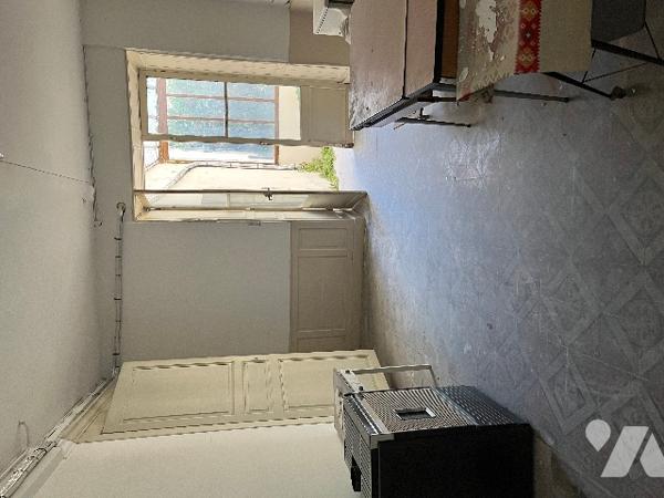 Maison de ville de 277 m² sur trois niveaux avec deux entrées séparées .